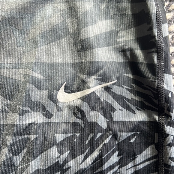 Nike Capri workout pants - Picture 2 of 6
